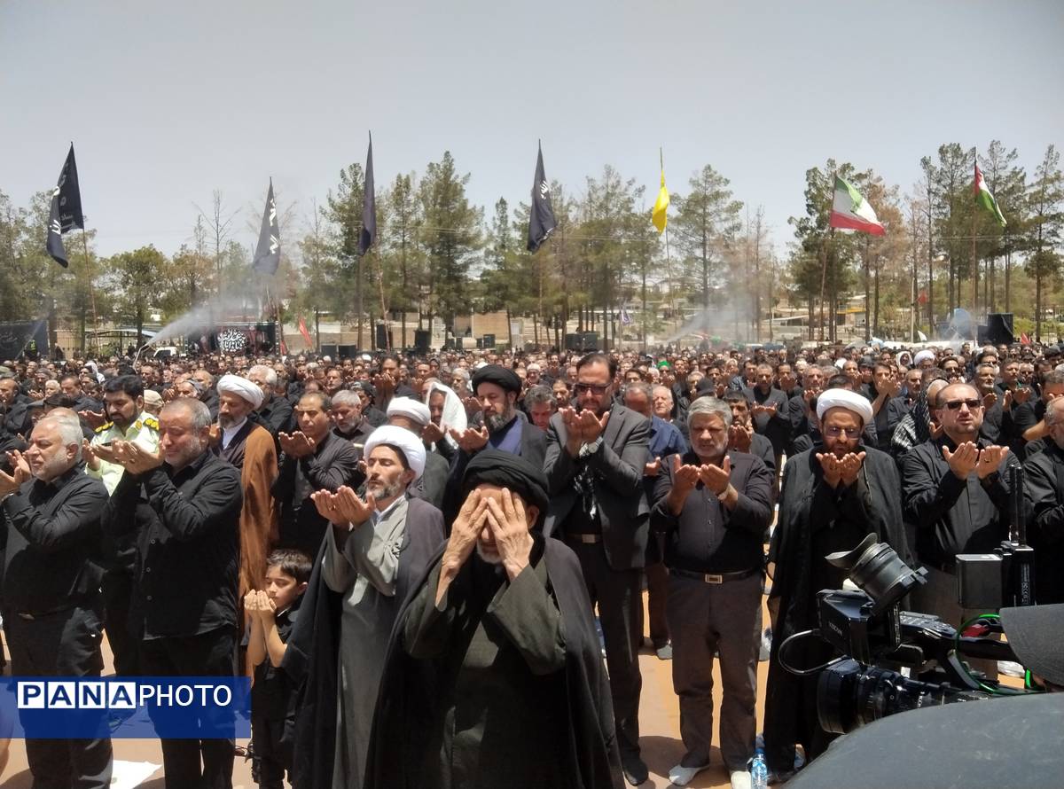 اقامه نماز ظهر عاشورا در قتلگاه بیرجند