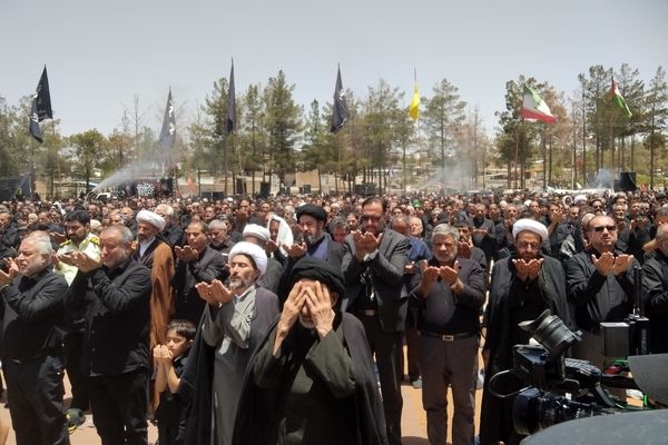 اقامه نماز ظهر عاشورا در قتلگاه بیرجند 