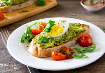 دانش آموز شاد و پر انرژی با صبحانه سالم 