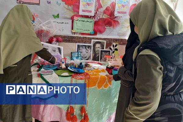 نمایشگاه دست سازه‌های دانش‌آموزان مدرسه شهید شرافت بهارستان‌دو