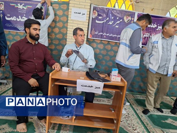 برپایی میز خدمت ادارات شهرستان حاجی آباد در نماز جمعه به‌مناسبت هفته دولت