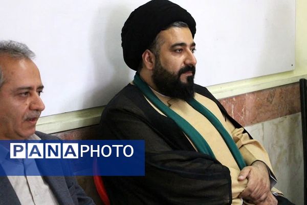 دیدار صمیمی امام‌جمعه رودهن با دانش‌آموزان و کارکنان دبیرستان آیت‌الله طالقانی رودهن 