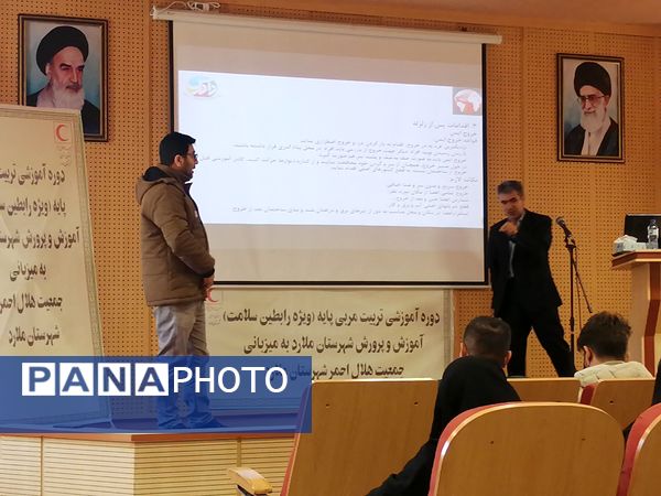 برگزاری دوره تربیت مربی پایه داوطلبی ویژه رابطین و مراقبین سلامت مدارس در ملارد