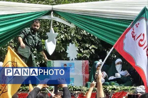 تشییع باشکوه پیکر شهدای اقتدار با حضور دانش‌آموزان رباط کریم در تهران