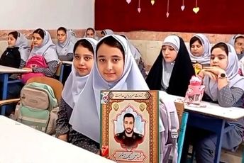استقبال خادمان رضوی از فرزند شهید در اولین روز حضور در مدرسه