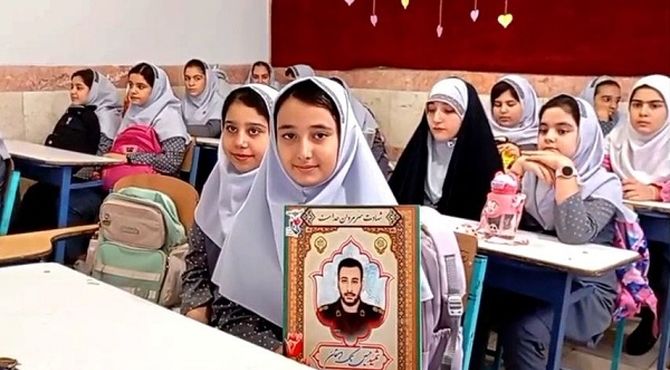 استقبال خادمان رضوی از فرزند شهید در اولین روز حضور در مدرسه