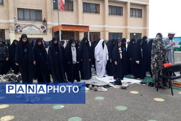  نماز باران در مدرسه جنت با حضور جمعی دانش‌آموزان