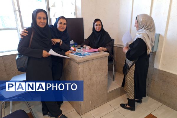 دیدار اولیا و معلمان در جهت بررسی وضعیت تحصیلی دانش‌آموزان 