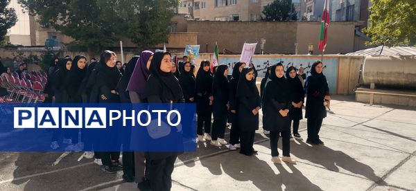 دانش‌آموزان دبیرستان نمونه فضیلت با شوروشوق به استقبال سال تحصیلی جدید رفتند