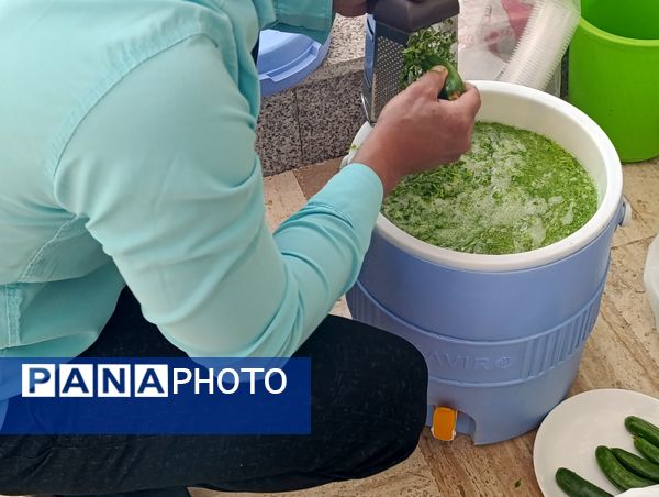 اهدای هدایای متبرک به نمازگزاران سفیددشت