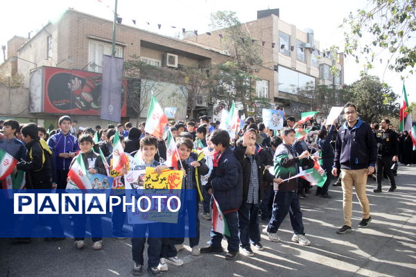 جلوه‌هایی از حضور حماسی دانش‌آموزان قم در راهپیمایی یوم الله ۱۳ آبان