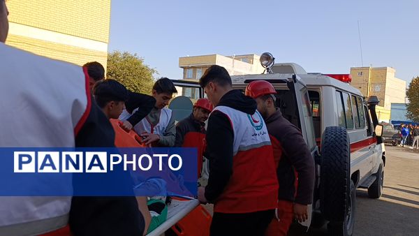 دانش‌آموزان ملکان در خط مقدم ایمنی؛ اجرای مانور پدافند غیرعامل در مدرسه امام حسین(ع)