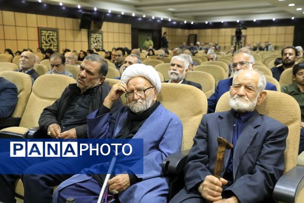 جلسه گرامیداشت و تجلیل از پدران و مادران شهدا 