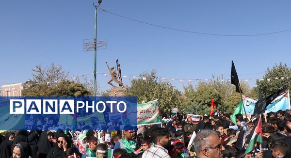 برپایی غرفه سازمان دانش‌آموزی دلیجان در راهپیمایی روز دانش‌آموز