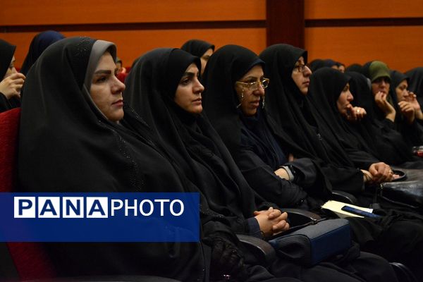 نشست هم‌اندیشی معاونین پرورشی، روحانیون امین و ائمه جماعات در بهارستان‌دو