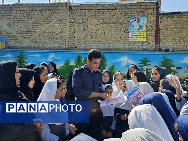 بزرگداشت روز آتش‌نشان در مدرسه شهید خاقانی شهرستان شیروان