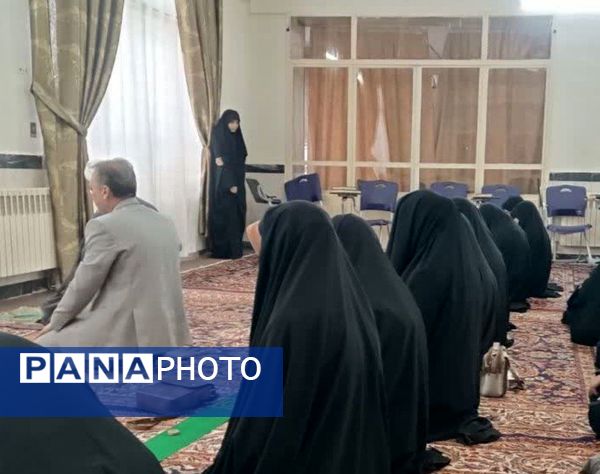 برپایی نماز جماعت در مکتب النرجس