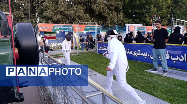 مانور ورزشی دانش آموزان در شب افتتاحیه جشنواره خانواده ورزش 
