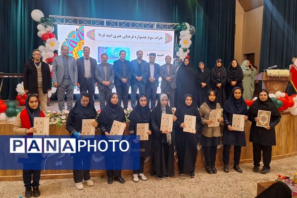 تقدیر از برگزیدگان کشوری و استانی مسابقات فرهنگی و قرآنی ناحیه 3 شیراز