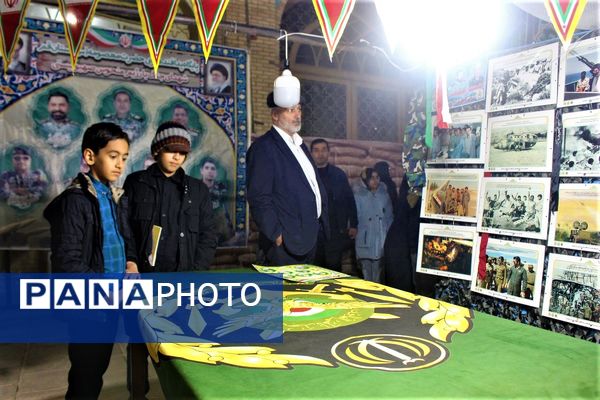 استقبال نوجوانان از غرفه‌های یادواره شهدای مسجد جامع قم