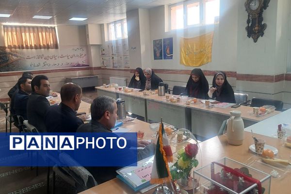  جلسه مدیران قطب ۵ دوره ابتدایی در مدرسه قائم(عج) بهارستان‌دو