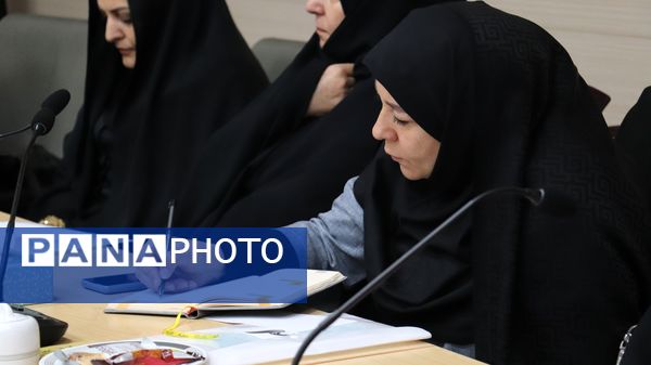 رویداد الگوسازی از زنان موفق و فعال در گفتمان الگوی سوم زن مسلمان