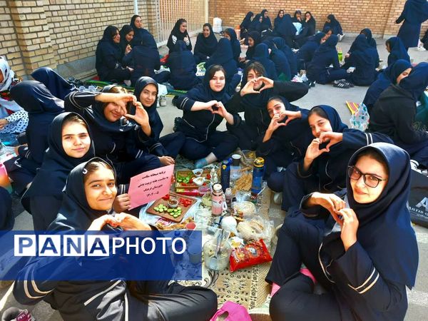صبحی سالم در دبیرستان دخترانه فرهنگ قرچک