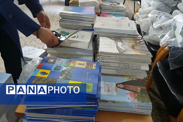 دبیرستان دخترانه بعثت۲ شهرک وایین در تدارک پروژه مهر با توزیع کتاب و لباس فرم