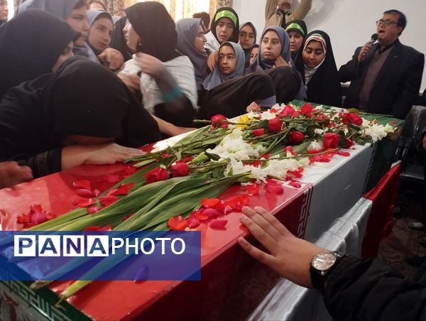 آخرین وداع دانش‌آموزان تبریزی با شهدای گمنام 