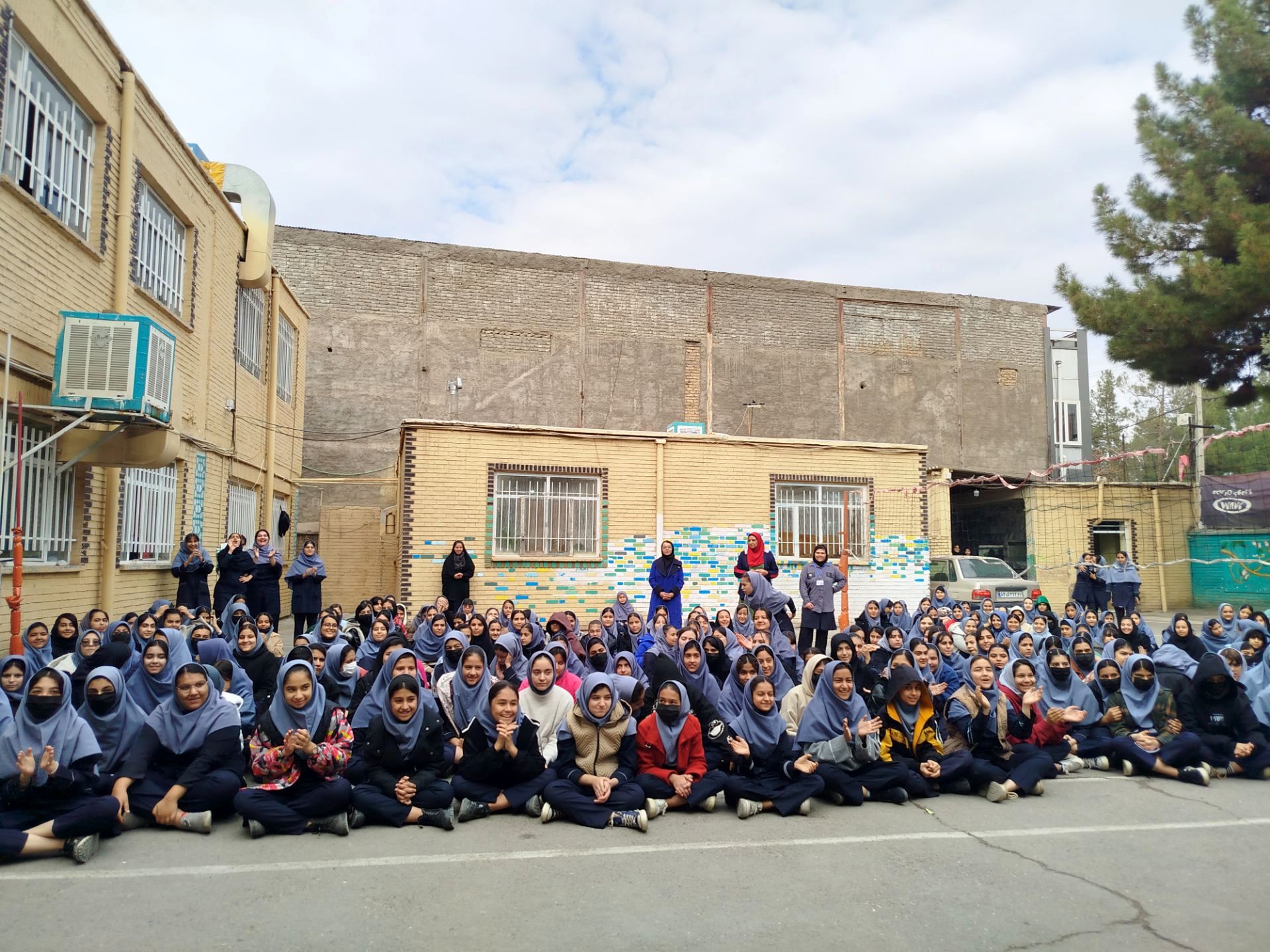 جشن روز مادر و جشنواره کیک و دسر در دبیرستان دخترانه دانشور ۲ 