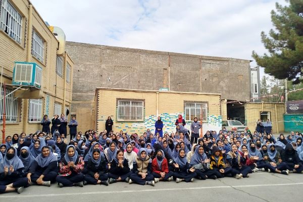 جشن روز مادر و جشنواره کیک و دسر در دبیرستان دخترانه دانشور ۲ 