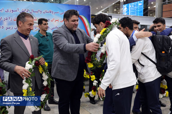 بازگشت طلایی‌پوشان بلندقامت دانش‌آموز ایران با کاپ قهرمانی
