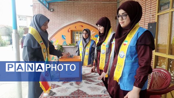 جشن عاطفه‌ها در دبیرستان دوره اول شاهد دخترانه شهرستان کردکوی
