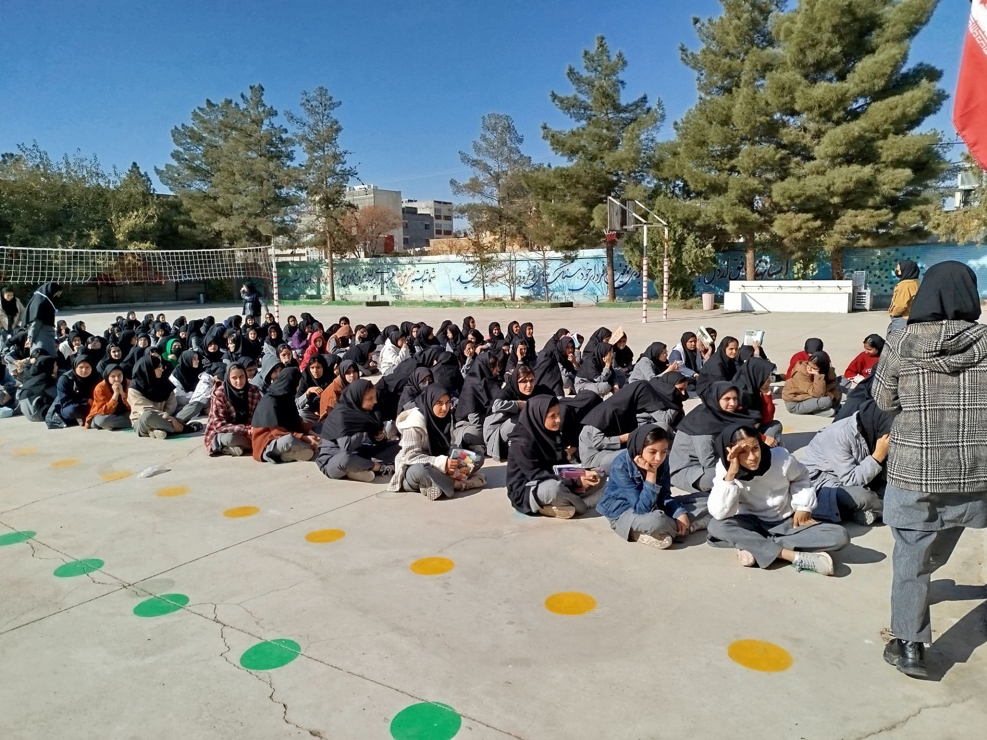 انتخابات شورای دانش آموزی در دبیرستان دخترانه امید 