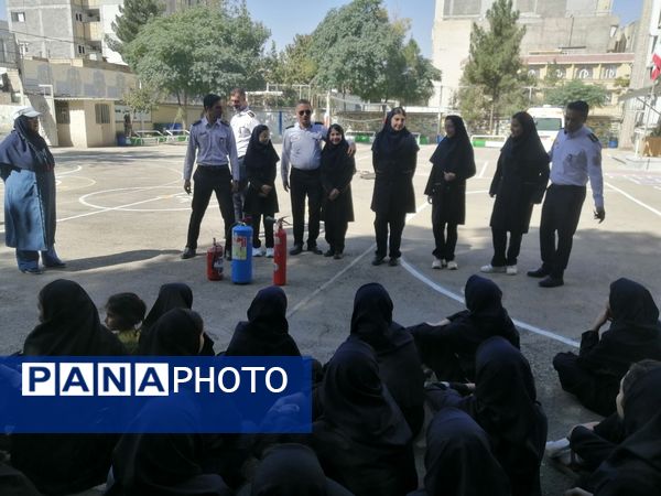 بزرگداشت روز آتش و ایمنی در دبیرستان کوثر فرهنگیان 