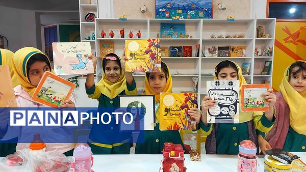 دوستی دانش‌آموزان با کتاب به‌مناسبت هفته‌ کتاب‌ و‌ کتابخانی
