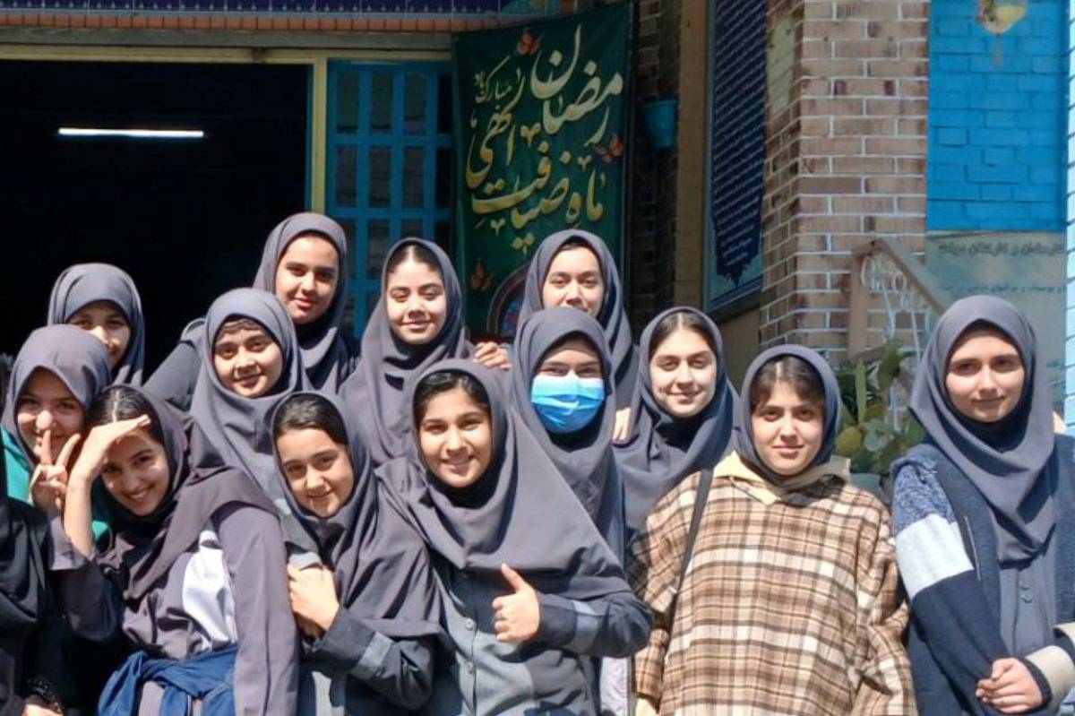 عکس یادگاری کلاس ۸/۲ مدرسه حضرت معصومه
