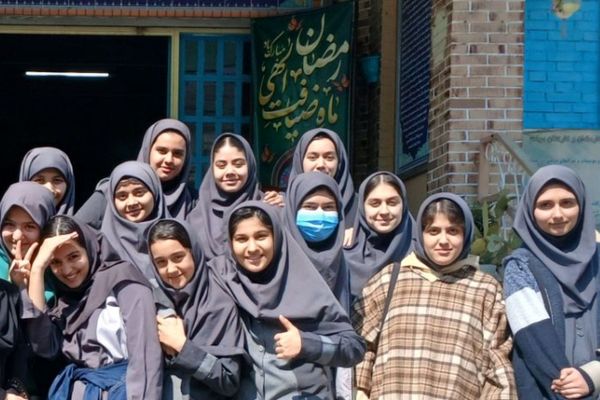 عکس یادگاری کلاس ۸/۲ مدرسه حضرت معصومه