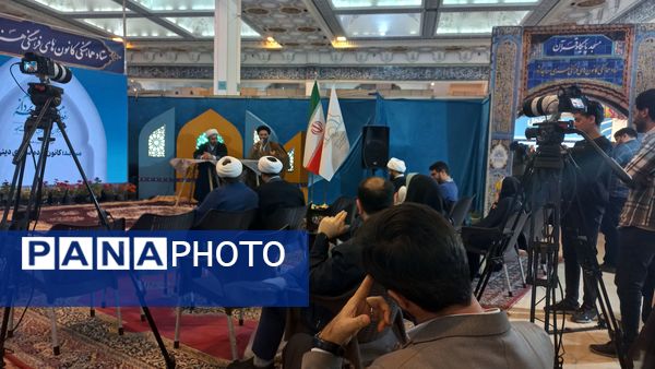 استقبال مردم از نمایشگاه بین المللی قرآن کریم در روز‌های پایانی سال