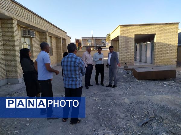 بهسازی کف مدارس خاکی رودان با همت خیرین و گروه‌های جهادی