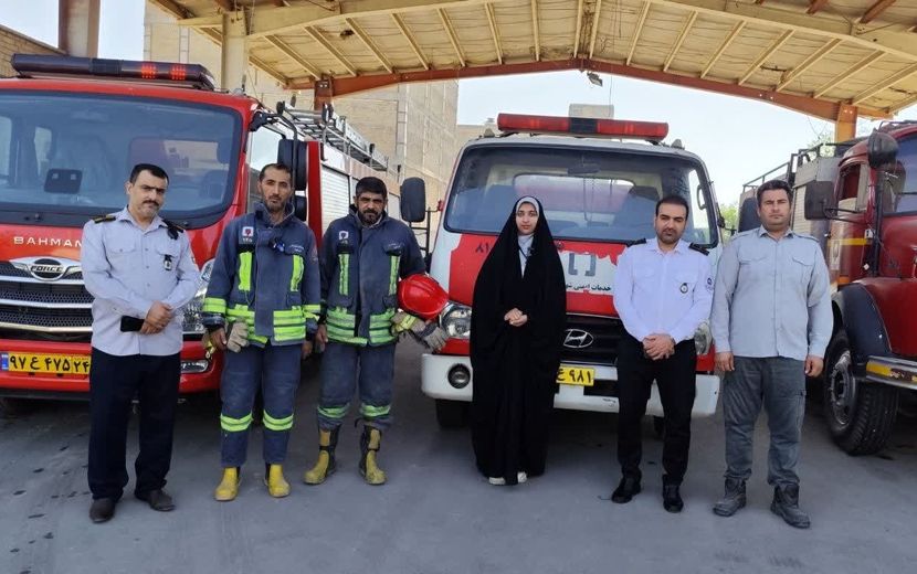 حضور جمعی از دانش‌آموزان شهرستان کارون در واحد عملیاتی آتش‌نشانی