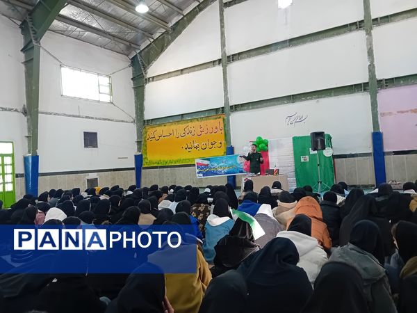 برگزاری جشن آغاز انقلاب در دبیرستان فاطمه الزهرا آشخانه