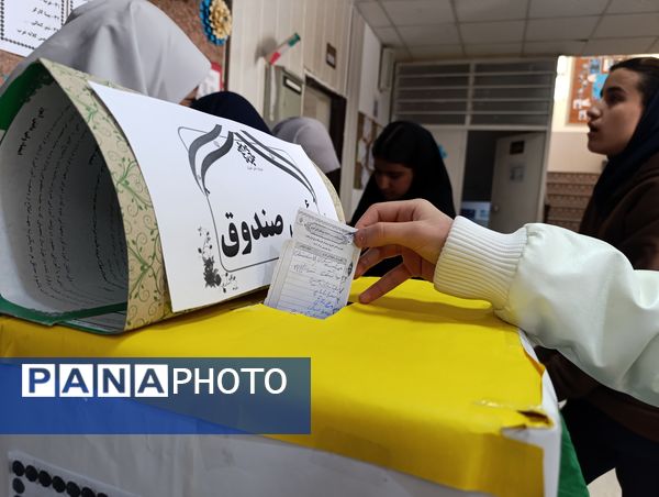 رقابت پرشور دانش آموزان در انتخابات شورای دبیرستان میرزا جعفر سروقد