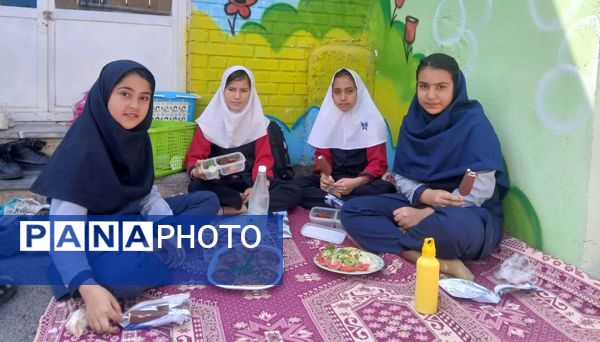 بازارچه درون مدرسه در دبستان دخترانه شهید احمد خاقانی شیروان