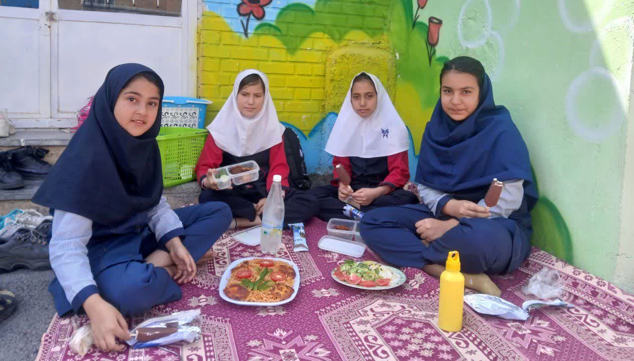 بازارچه درون مدرسه در دبستان دخترانه شهید احمد خاقانی شیروان