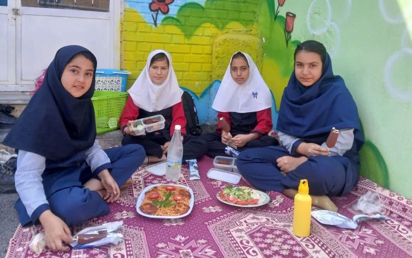 بازارچه درون مدرسه در دبستان دخترانه شهید احمد خاقانی شیروان