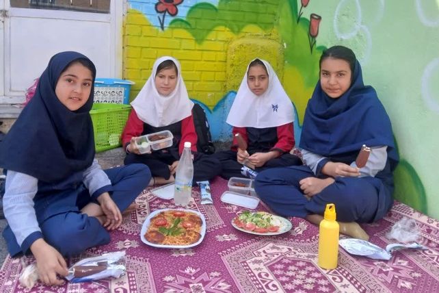 بازارچه درون مدرسه در دبستان دخترانه شهید احمد خاقانی شیروان