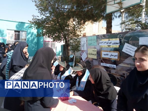 انتخابات شورای دانش آموزی در دبیرستان فاطمیه 