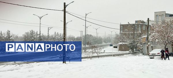 یلدای برفی در اراک؛ مردم با شادی به استقبال جشن یلدا می‌روند