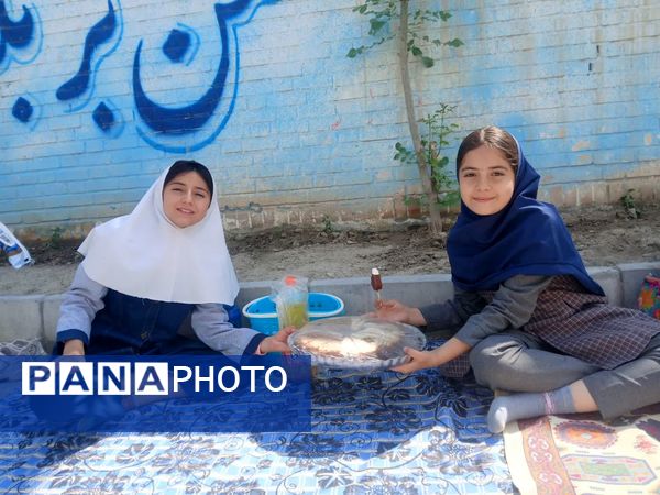 بازارچه درون مدرسه در دبستان دخترانه شهید احمد خاقانی شیروان